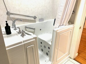 Baignoire à jets, sèche-cheveux, serviettes fournies, savon