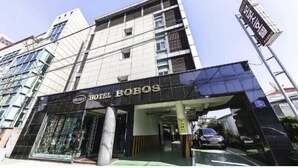 Un edificio de varios pisos con un letrero que dice "HOTEL ROBOS".