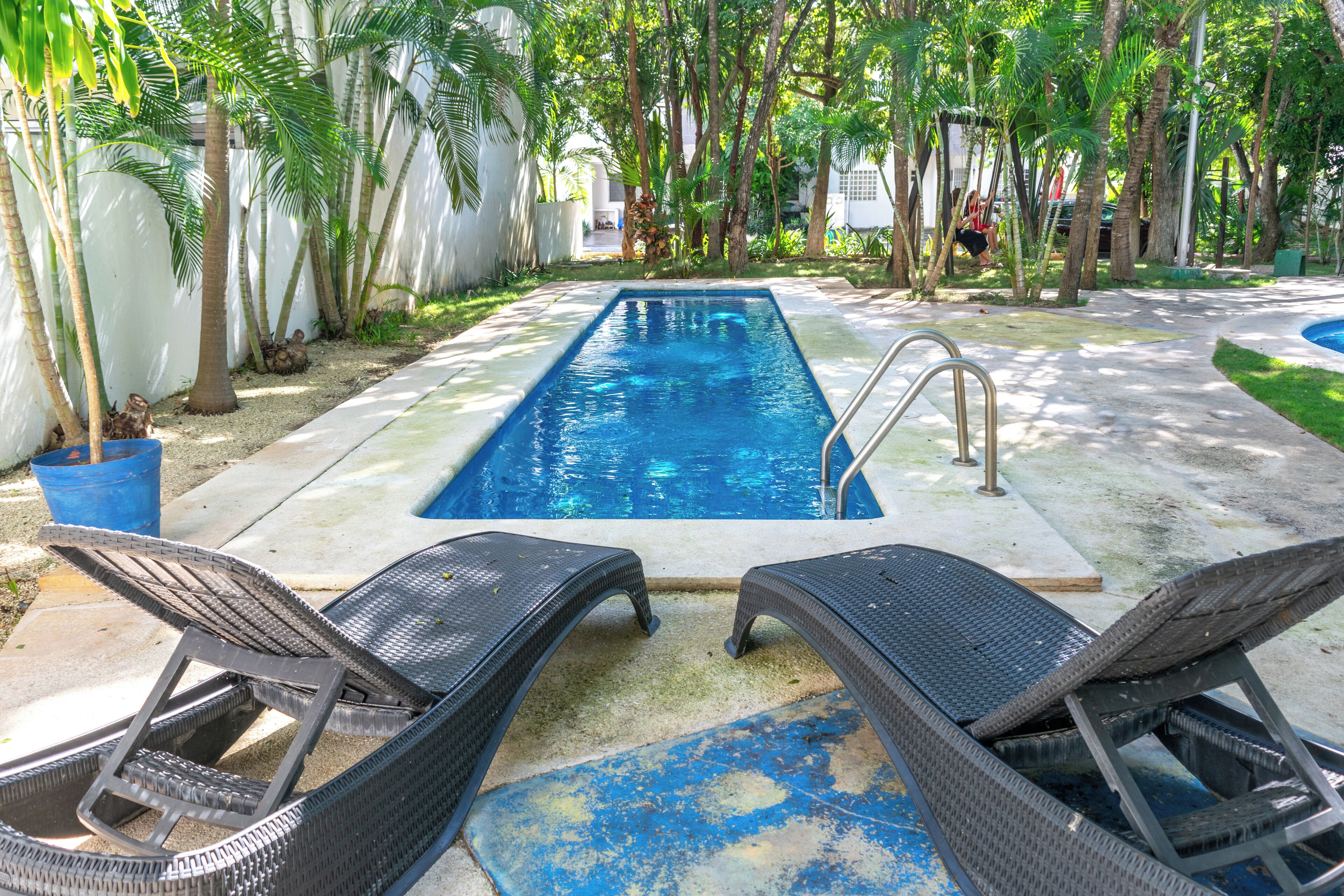 Una piscina al aire libre (de 07:00 a 22:00), sombrillas, tumbonas