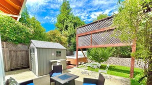 An outdoor patio with wicker furniture, a hot tub, and a wooden deck. - SUNNY SPACIOUS RETREAT NEAR GOLF COURSE W/ HOT TUB - WINE COUNTRY GETAWAY  (Windsor)