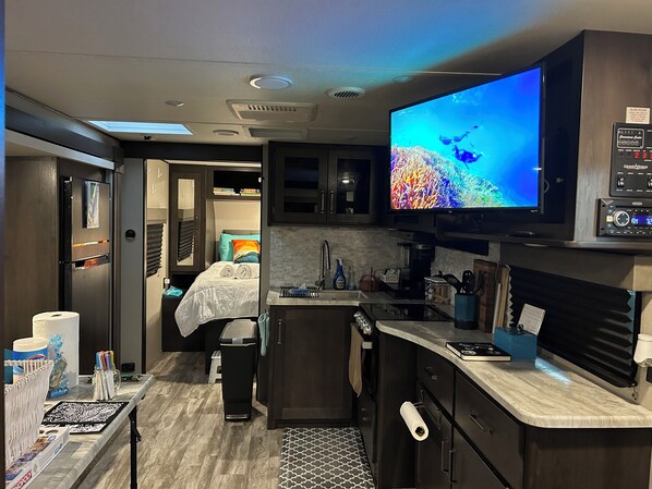 1 slaapkamer, een strijkplank/strijkijzer, reisbedje, gratis wifi