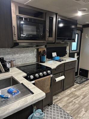 Een koelkast, een microgolfoven, een oven, een kookplaat