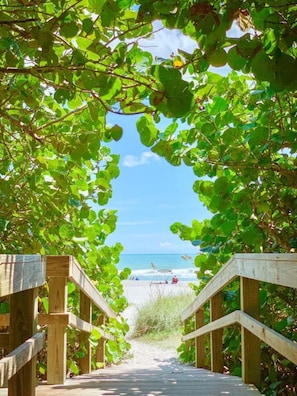Beach nearby, sun-loungers, beach towels