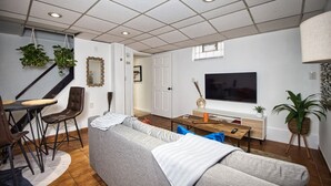 TV - Cozy Apt With King Size Bed- Only 5 Miles to NYC (North Bergen)