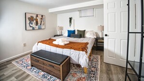 1 bedroom, desk, iron/ironing board, free WiFi - Cozy Apt With King Size Bed- Only 5 Miles to NYC (North Bergen)