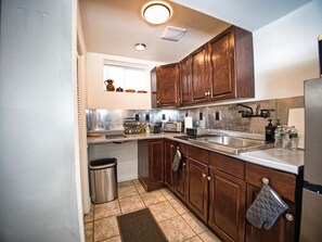 Réfrigérateur, four à micro-ondes, un four, surface de cuisson