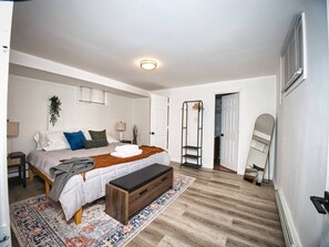 Bureau, fer et planche à repasser, accès au Wi-Fi (inclus)