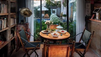 Café da manhã com pratos da culinária local grátis todos os dias