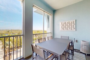 Dining - Luxurious home with AC, Wifi, resort style amenities and close to Gulf beaches (Bradenton)