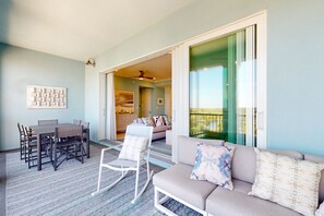 TV - Luxurious home with AC, Wifi, resort style amenities and close to Gulf beaches (Bradenton)