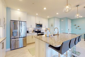 Fridge, microwave, oven, stovetop - Luxurious home with AC, Wifi, resort style amenities and close to Gulf beaches (Bradenton)