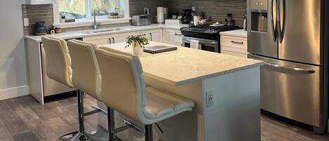 Een koelkast, een microgolfoven, een oven, een kookplaat