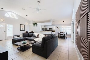 Smart TV - Charming 3-bedroom house in Kissimmee with AC, WiFi and Pool. Enjoy your stay (Kissimmee)