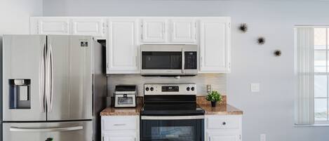 Een koelkast, een microgolfoven, een oven, een kookplaat