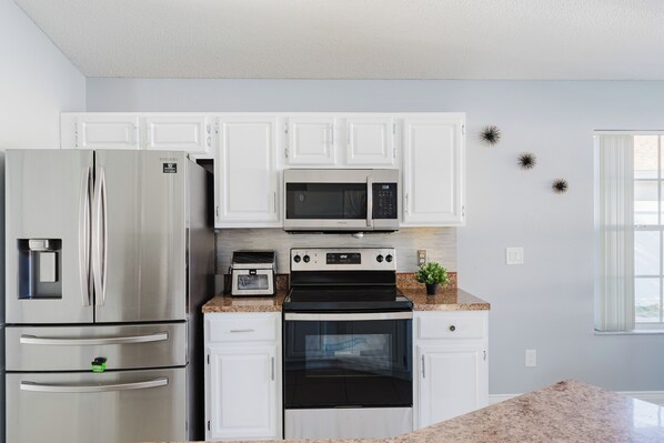 Réfrigérateur, four à micro-ondes, un four, surface de cuisson