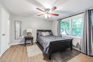 3 chambres, fer et planche à repasser, Wi-Fi, draps fournis