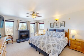 3 bedrooms, Internet, bed sheets - Mountainside retreat with amazing views, fireplace, large deck & hot tub (Angel Fire)