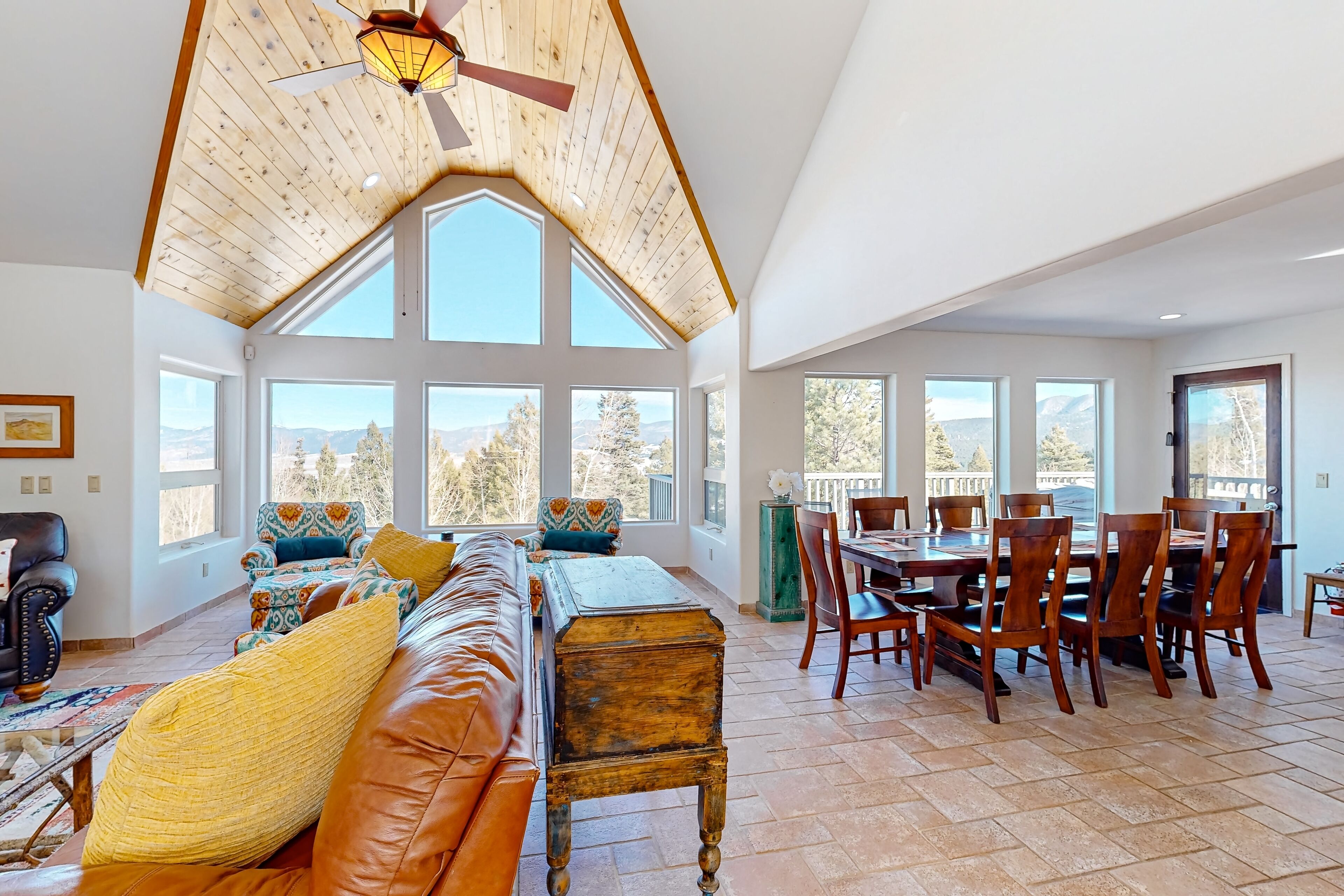 Een televisie en een open haard