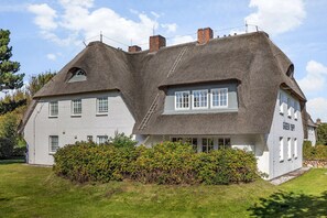 Unclassified image, 2 of 23, button