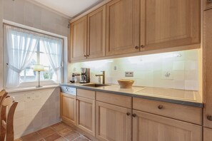 Kjøleskap, kokeplater, oppvaskmaskin og kaffetrakter/tekoker