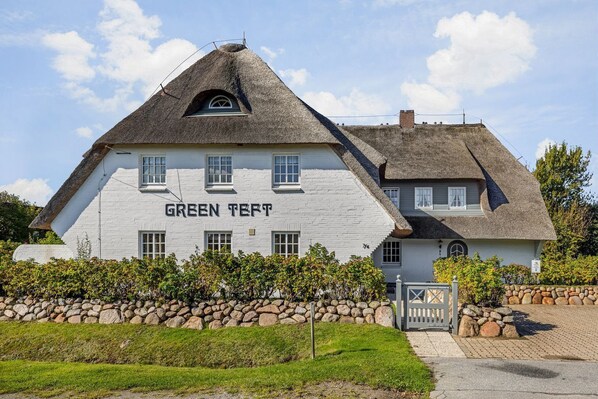 Unclassified image, 1 of 23, button