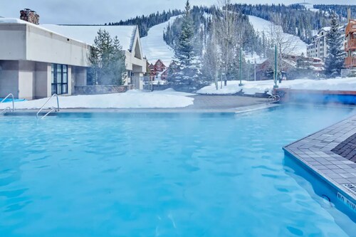 Ski-in/out condo with mountain view, hot tub, pool, gym & sauna