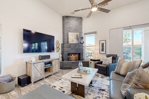 Een televisie, een open haard en een tafeltennistafel