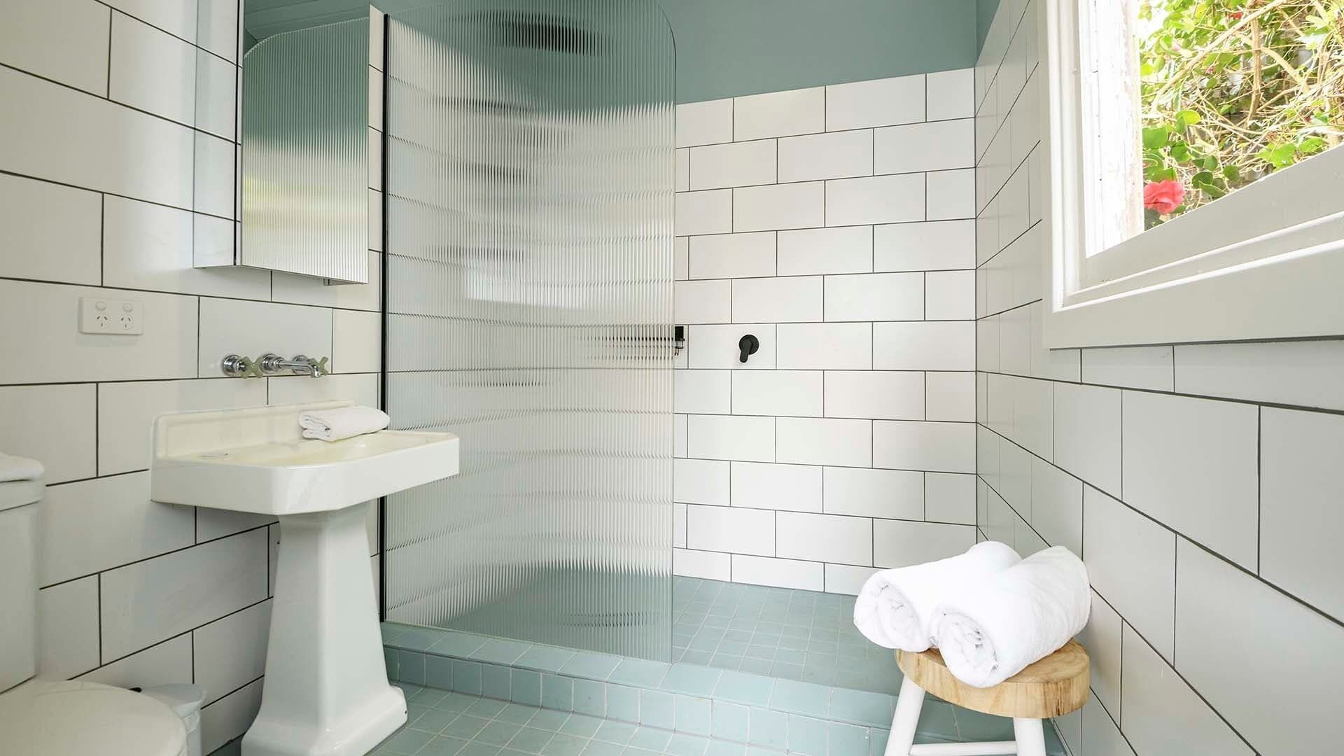 Shower, towels, shampoo