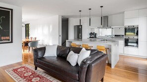 Televisio, takka, työhuone