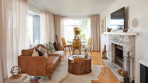 TV, fireplace