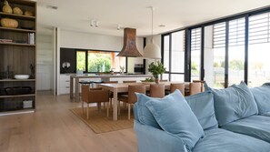 Télévision, cheminée, espaces bureaux