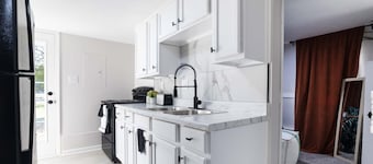 Whole Home Remodeled 1 Bed West Side Coffee Smrt TV WIFI
