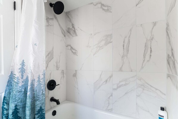 Bruser, hårtørrer, håndklæder, Shampoo