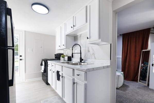 Fridge, microwave, oven, stovetop - Whole Home Remodeled 1 Bed West Side Coffee Smrt TV WIFI (Wichita)