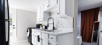 Whole Home Remodeled 1 Bed West Side Coffee Smrt TV WIFI
