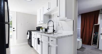 Whole Home Remodeled 1 Bed West Side Coffee Smrt TV WIFI