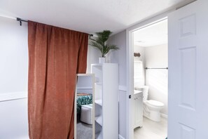 1 bedroom, iron/ironing board, WiFi, bed sheets - Whole Home Remodeled 1 Bed West Side Coffee Smrt TV WIFI (Wichita)