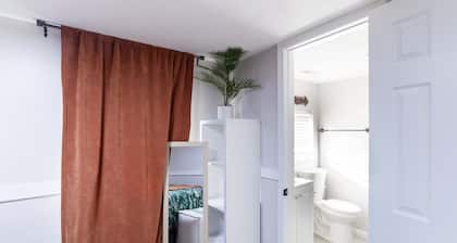 Whole Home Remodeled 1 Bed West Side Coffee Smrt TV WIFI