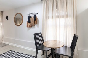 Dining - Whole Home Remodeled 1 Bed West Side Coffee Smrt TV WIFI (Wichita)