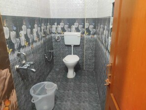 Deluxe Apartment | Bathroom | Shower, rainfall showerhead, free toiletries, towels - Le Ideal Suites (Puducherry)