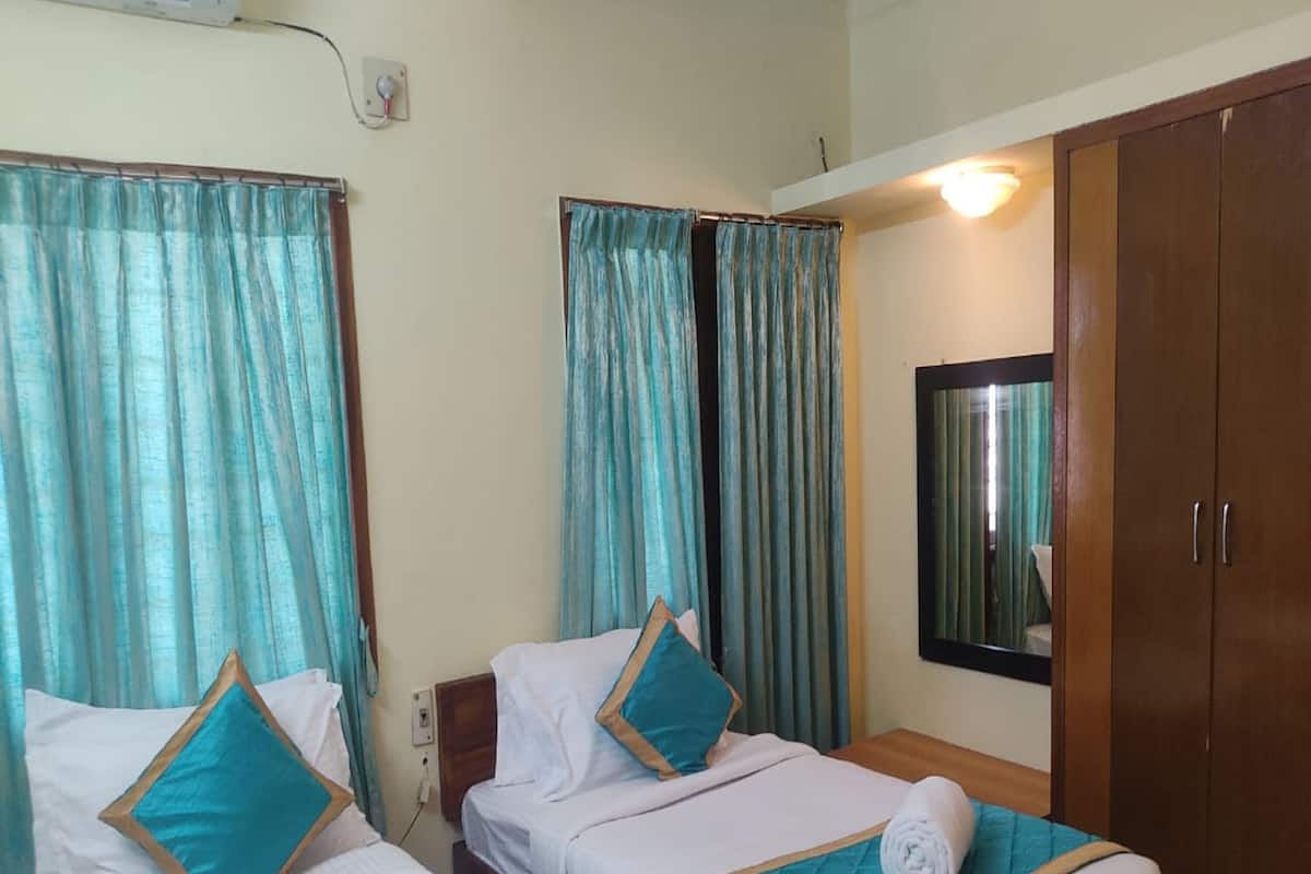 Junior Suite | 1 bedroom, hypo-allergenic bedding, desk, free WiFi