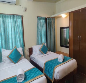 Junior Suite | Hypo-allergenic bedding, desk, free WiFi - Le Ideal Suites (Puducherry)