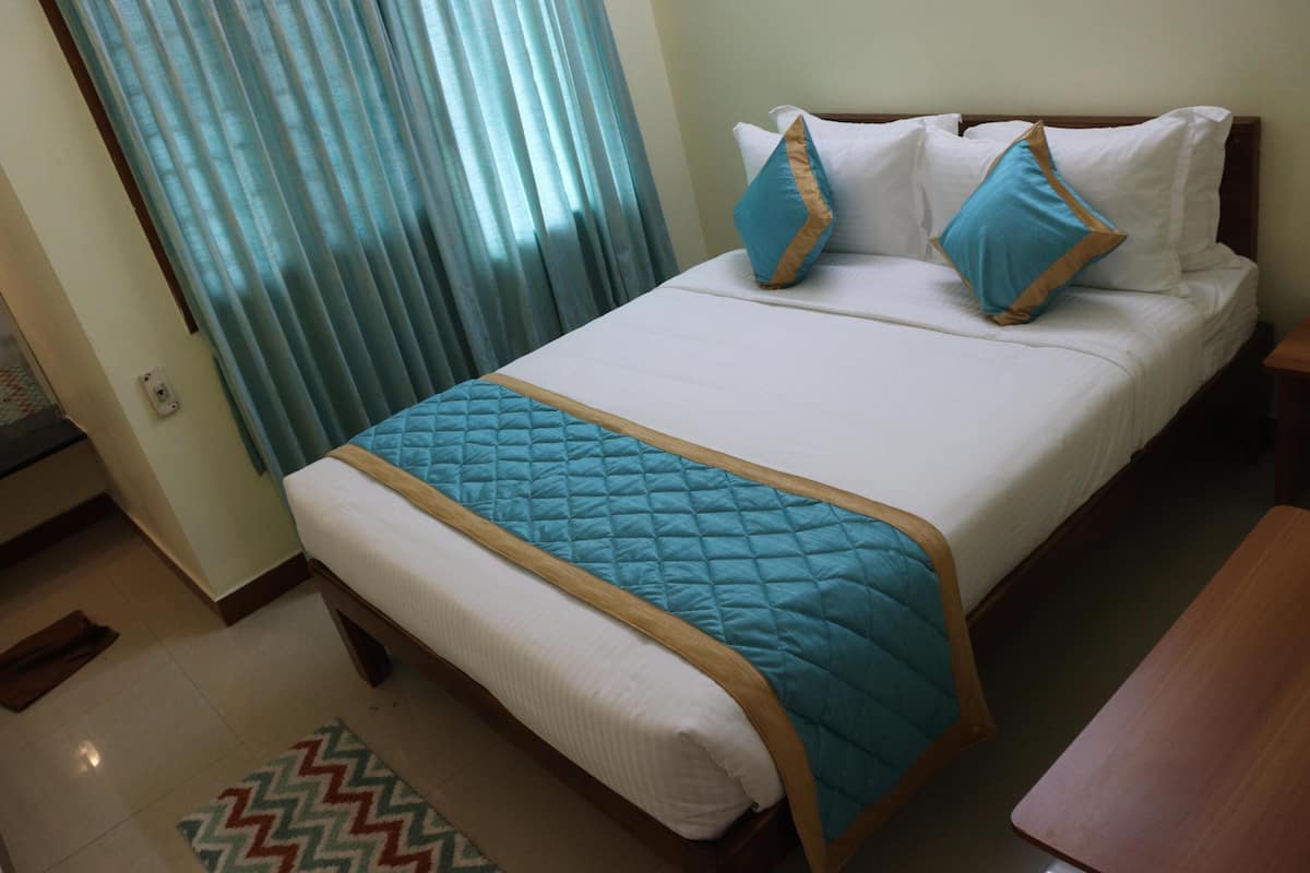 1 bedroom, hypo-allergenic bedding, desk, free WiFi