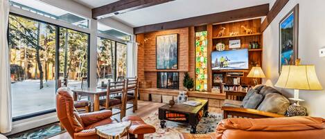 Una televisión, una chimenea, una oficina