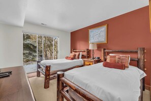 2 bedrooms, desk, WiFi