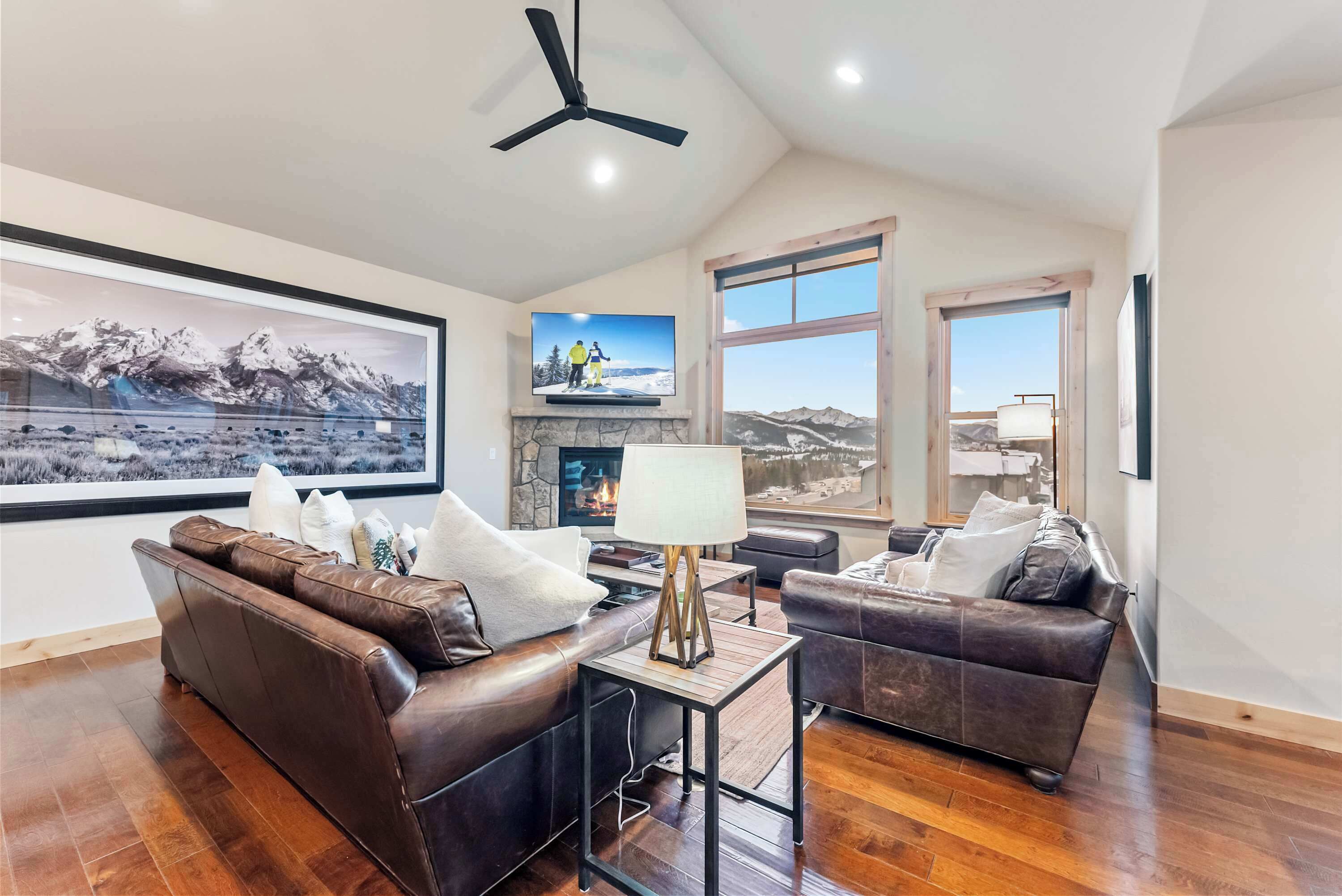 Televisión y chimenea 