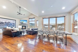 TV, fireplace - Modern Keystone Townhome Next to River Run Village (Keystone)