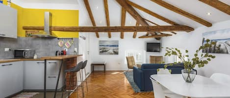 Apartment | Private kitchen | Electric kettle, toaster, cookware/dishes/utensils