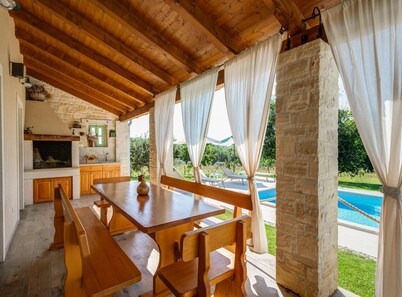 Villa in Srebrnici With Pool Near Marea Beach