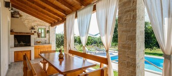 Villa in Srebrnici With Pool Near Marea Beach